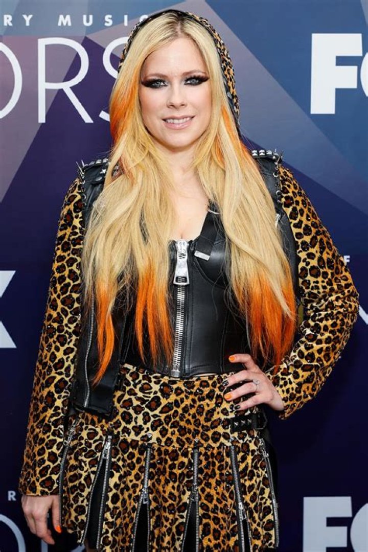 Avril Lavigne Biography - Facts, Childhood, Family Life & Achievements