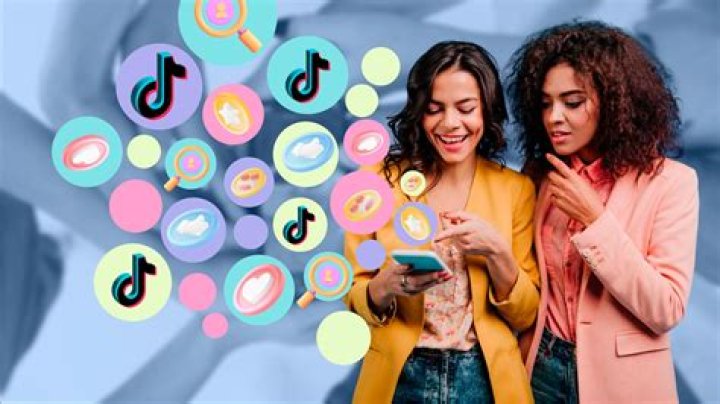 Candidteens: Exploring the World of Young Influencers