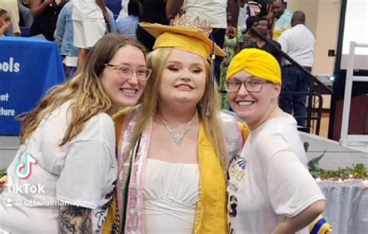 Honey Boo Boo torn over whether to invite Mama June to high school graduation Mon 27 June 2022